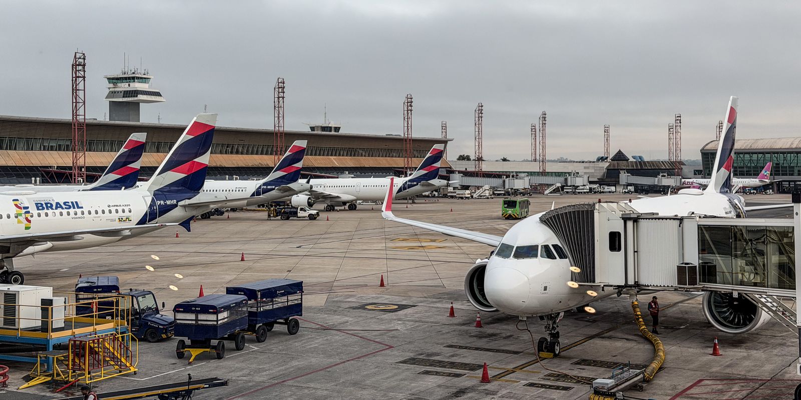 Anvisa atualiza regras de segurança sanitária para aviões e aeroportos