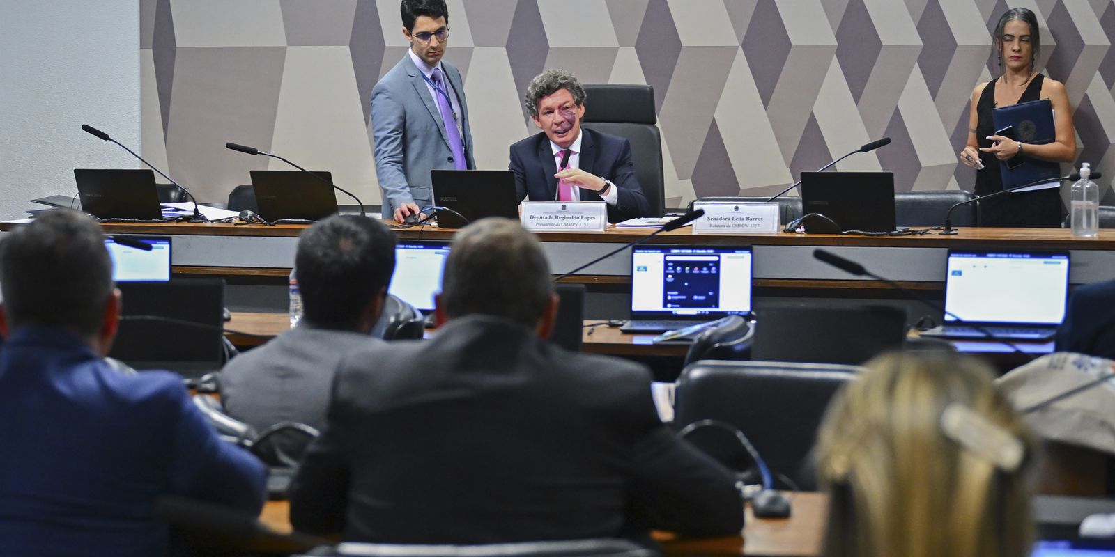 Ajustes no texto adiam votação da MP da "taxa das blusinhas"