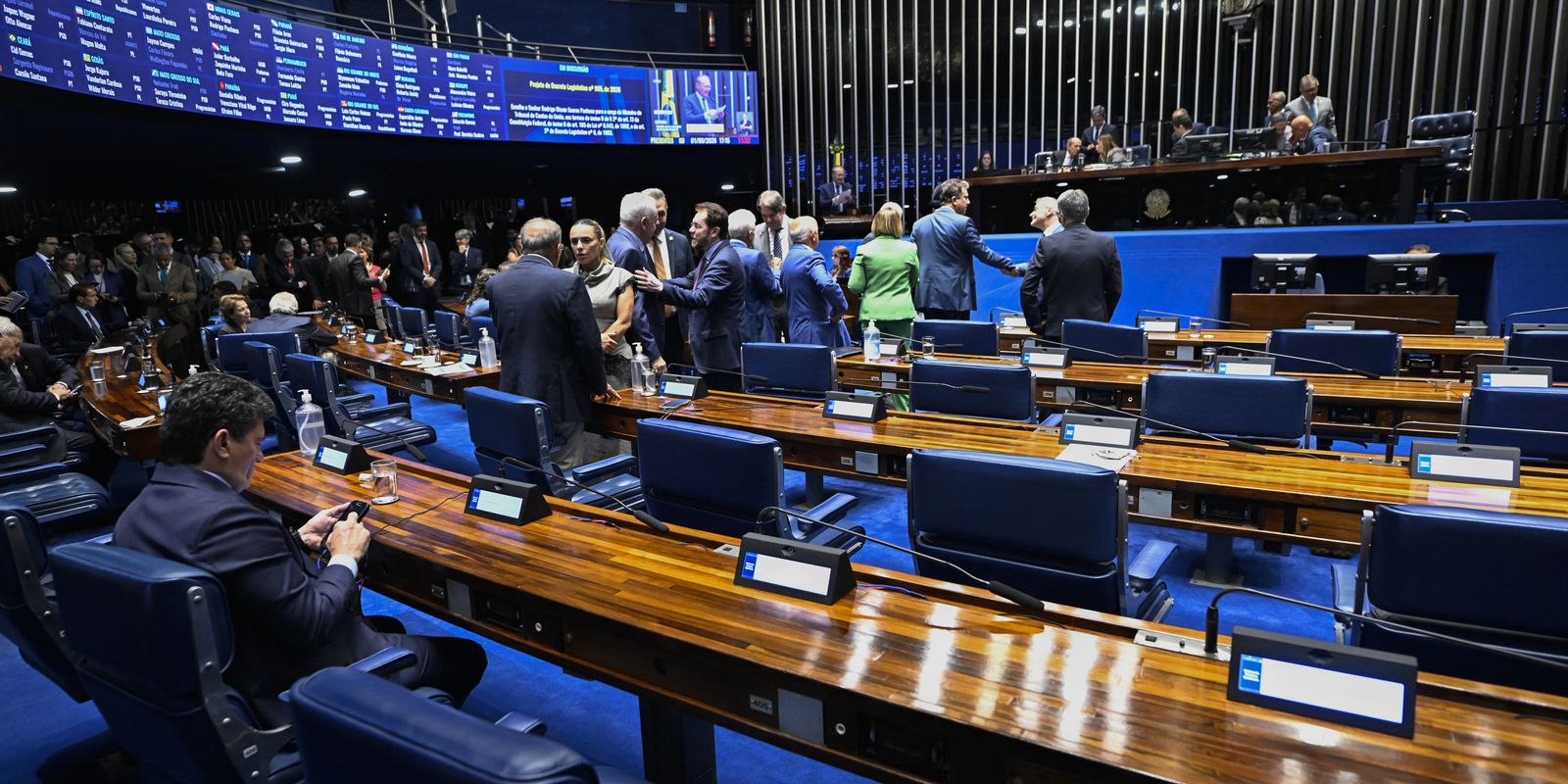 Aziz articula rito especial para levar PEC da escala 6x1 ao plenário