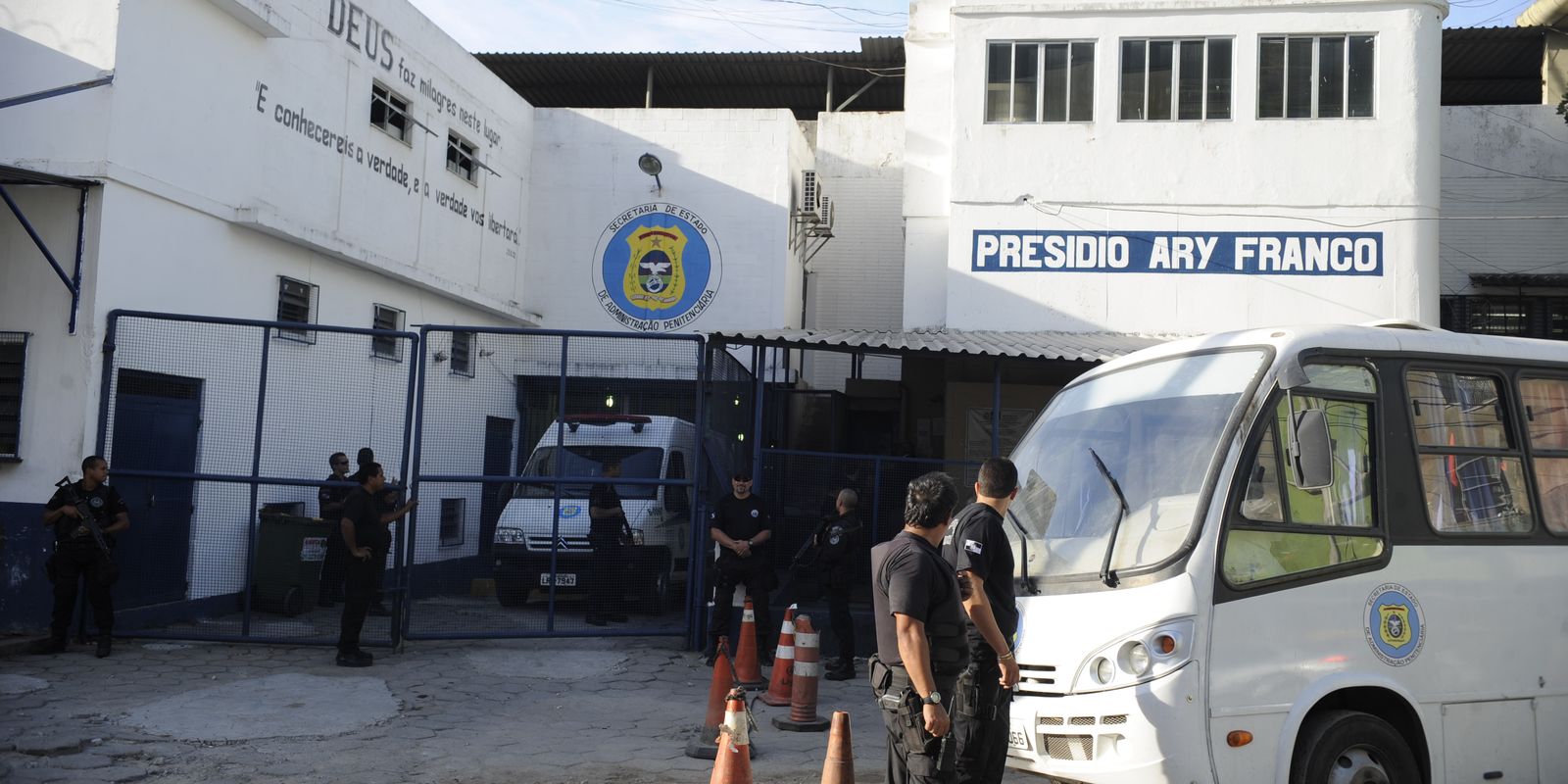 Sistema carcerário transfere bilhões em custos para famílias de presos