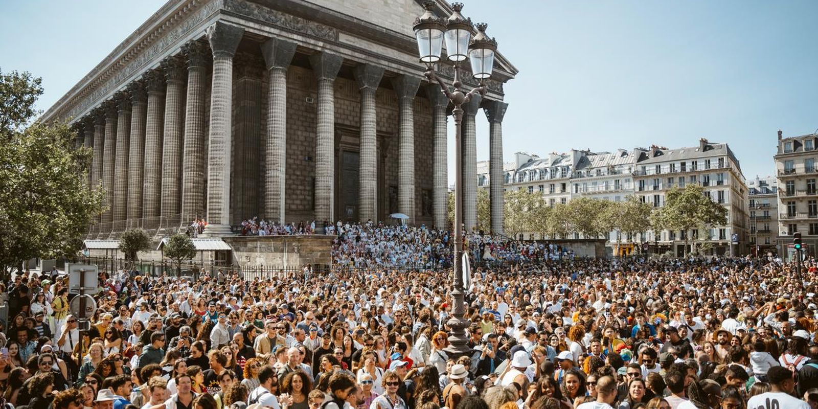 Lavagem de Madeleine exalta cultura afro-brasileira em Paris