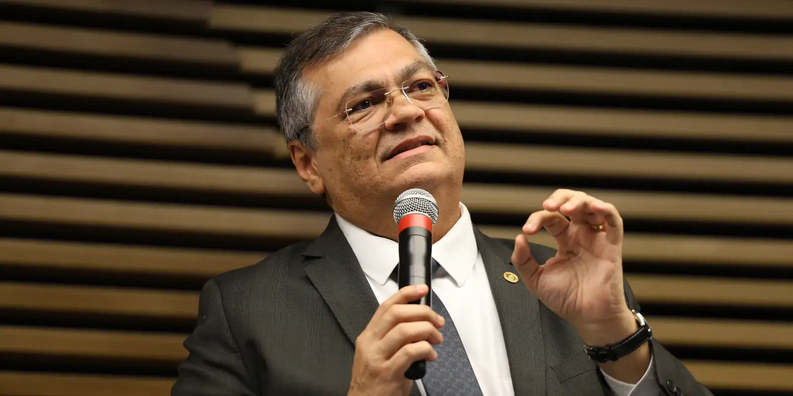 Dino cita Master e determina revisão de regras da CVM
