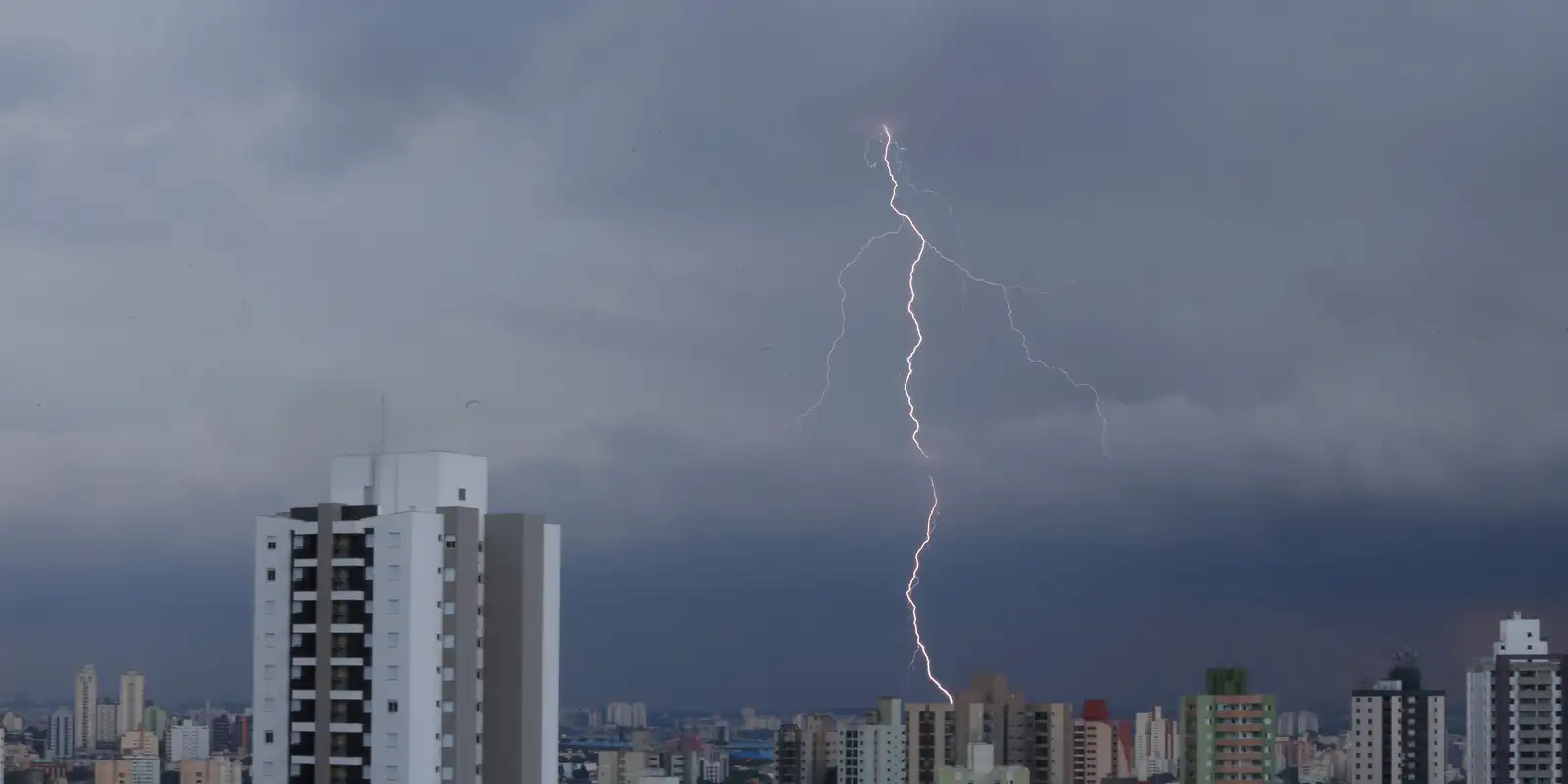 Inmet emite alerta laranja com perigo de chuvas intensas em SP e PR