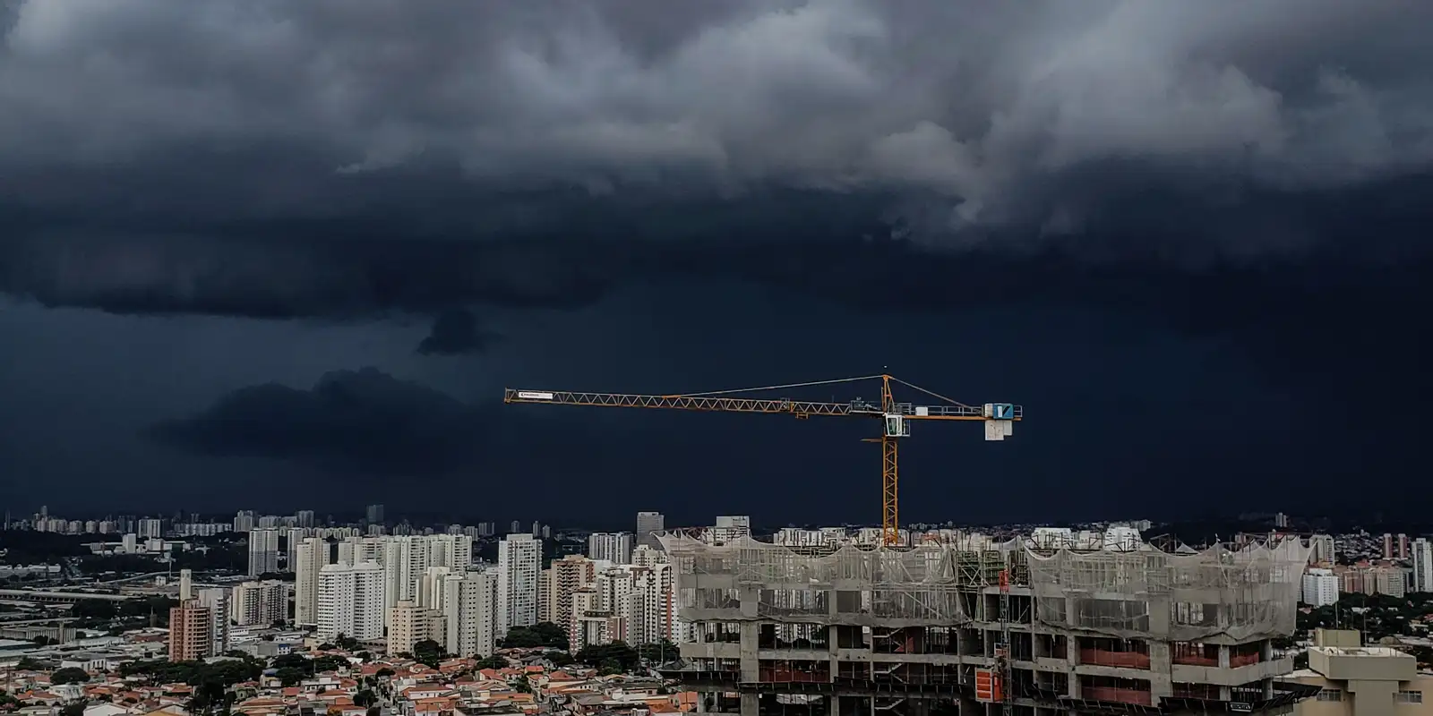 Campanha de Flávio pede votação até 19h por chuvas em alguns estados