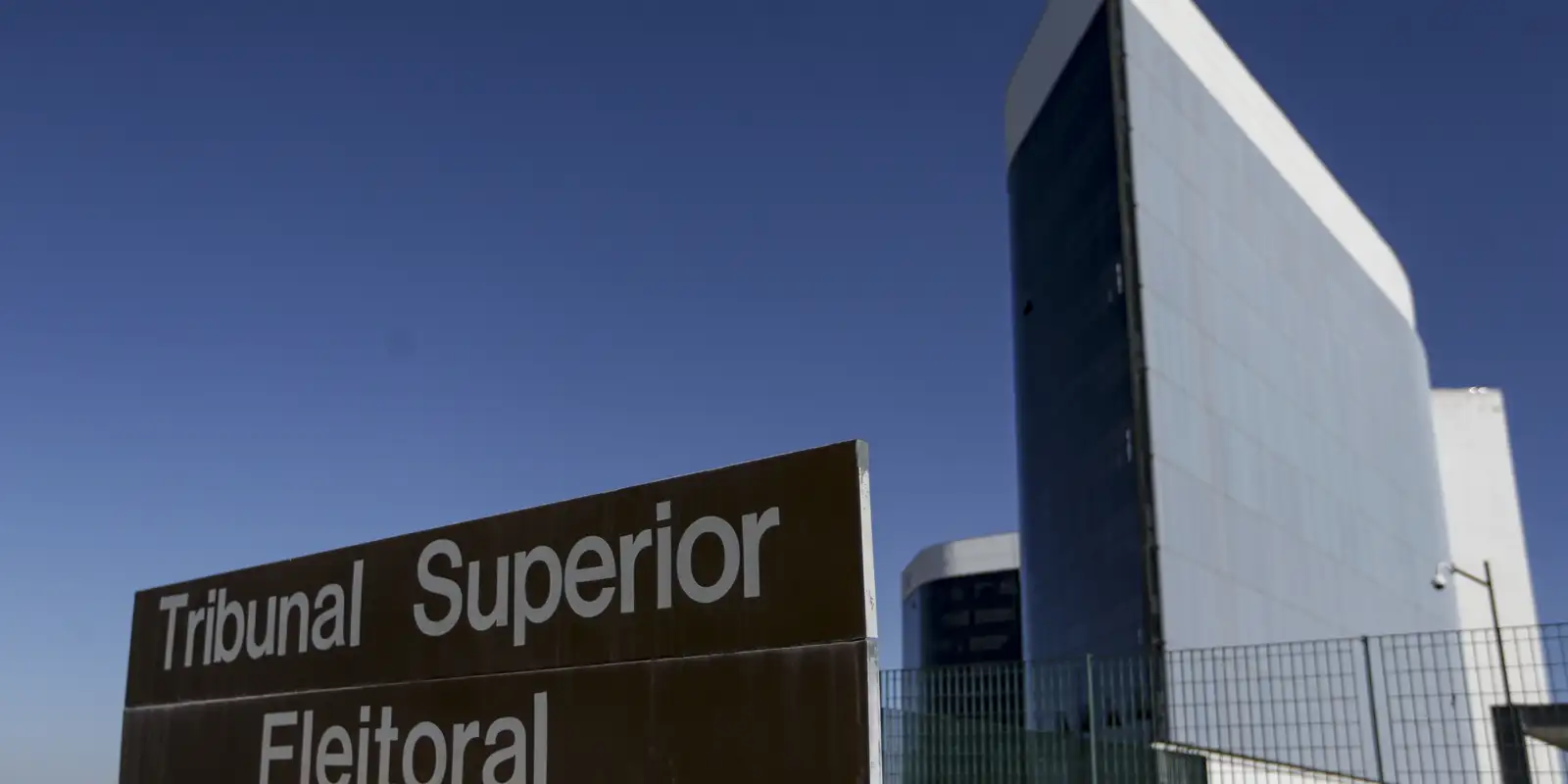 TSE retoma contagem de votos em todo o país