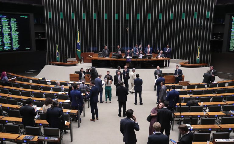 Câmara dos Deputados inicia sessão para analisar propostas; acompanhe