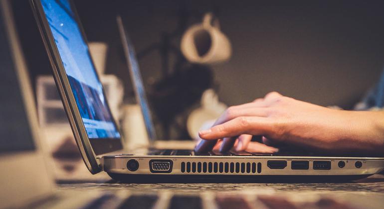 Estreito de Ormuz: crise ameaça produção de tecnologias digitais e energia limpa