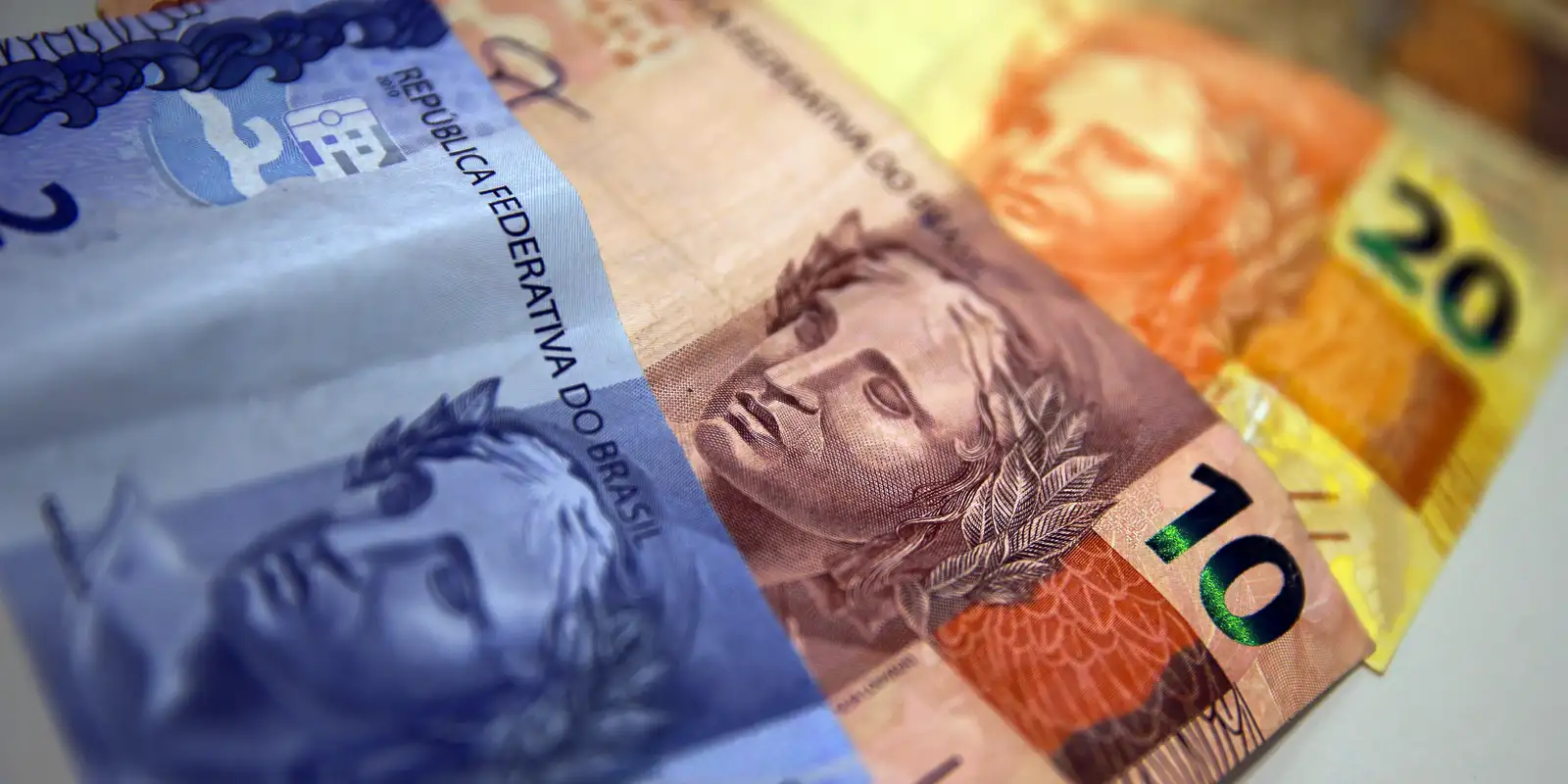 Aposentados e pensionistas do INSS começam a receber 13º nesta sexta