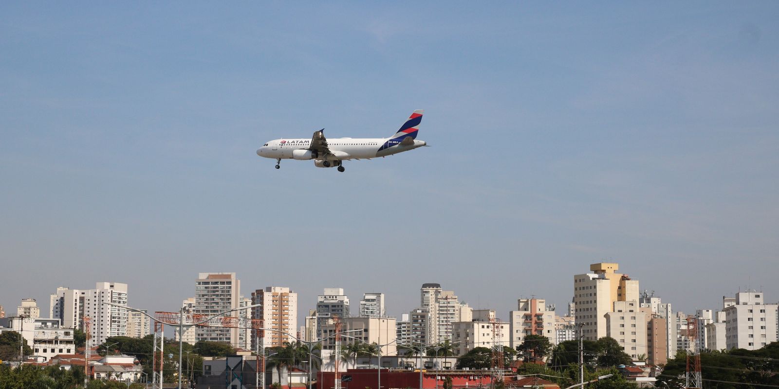 Cade investiga possível alinhamento de preços entre Latam e Gol