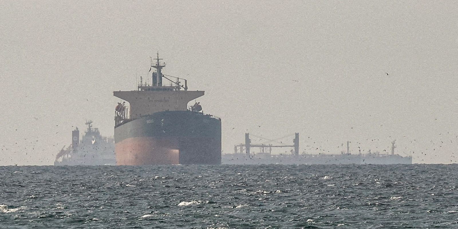 Irã nega passagem de navios dos EUA por Ormuz e petróleo dispara