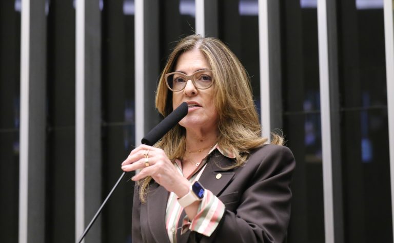 Comissão aprova projeto que prevê intérprete de Libras em urgência e emergência hospitalar