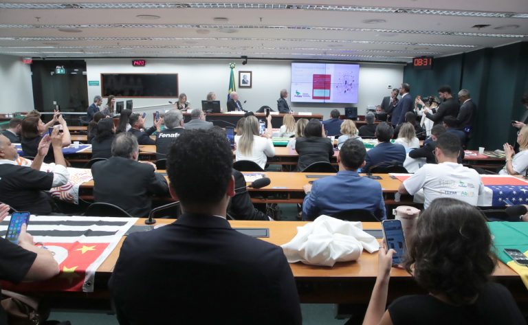 Representantes de farmacêuticos e donos de farmácias divergem sobre piso salarial