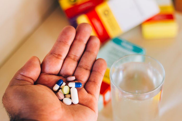 Comissão debate acesso a medicamentos estratégicos no SUS e preços de mercado