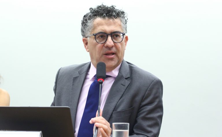 Escala 6x1: falta decidir se haverá compensação para empresas, diz presidente da comissão