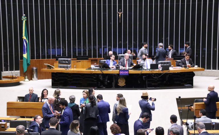Câmara aprova proposta que regulamenta aposentadoria compulsória de empregados públicos aos 75 anos