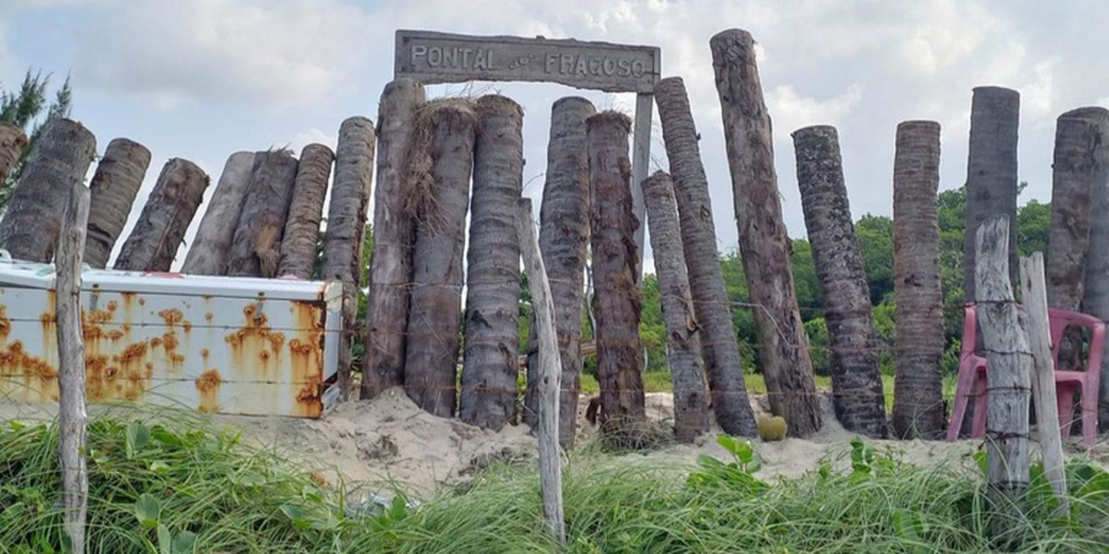 Justiça manda demolir muro de 570 metros em praia no sul da Bahia