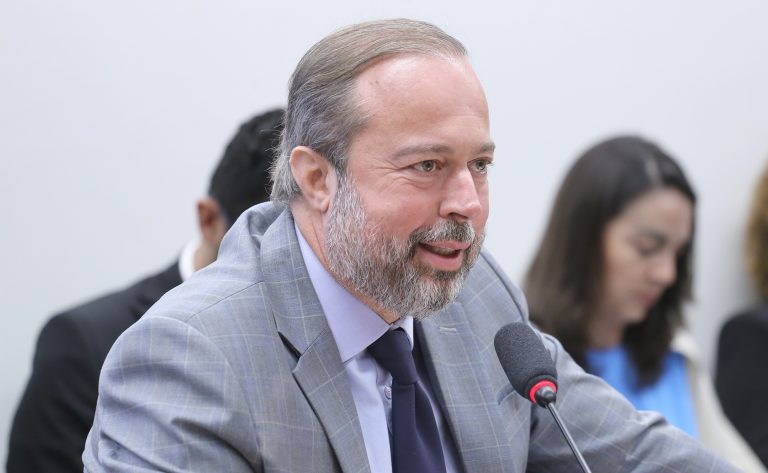 Comissão ouve ministro de Minas e Energia sobre antecipação da operação de termelétricas