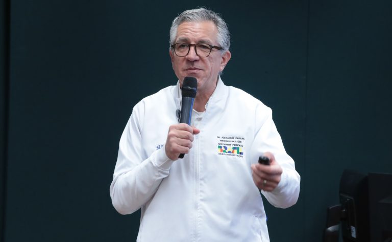 Ministro anuncia recorde de cirurgias no SUS; deputado diz que falta transparência nas filas