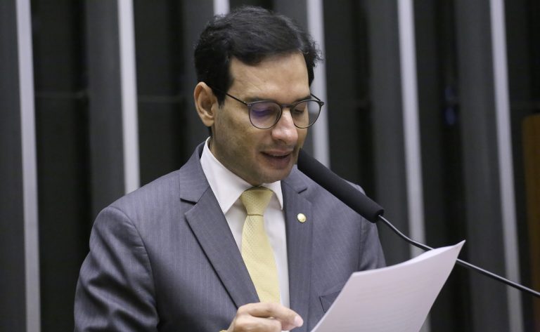 Deputados comemoram aprovação de proposta que reduz jornada de trabalho