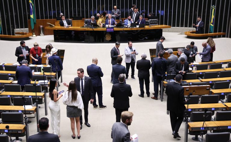 Câmara aprova novas regras para internação de adolescentes usuários de drogas em situação de risco; acompanhe