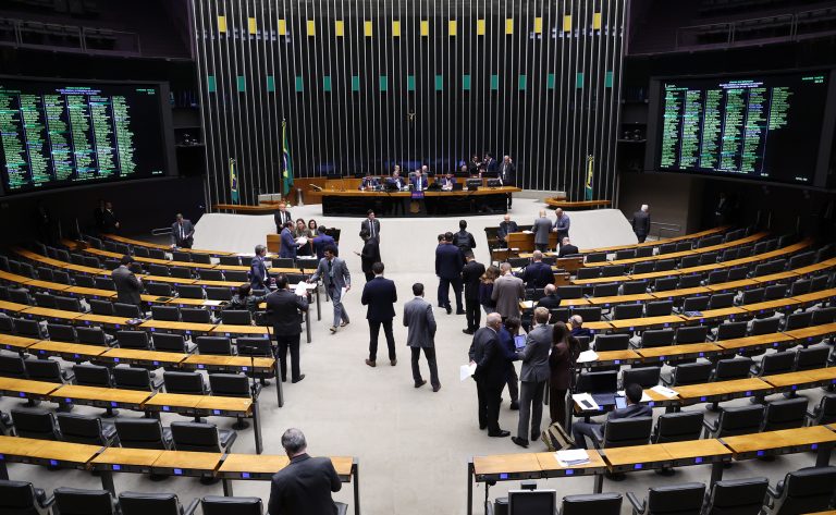 Câmara aprova regime de urgência para 12 projetos