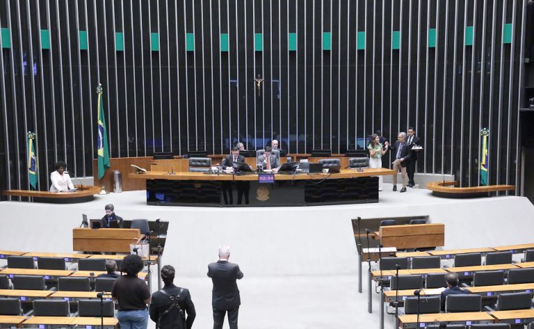 Câmara aprova regime de urgência para dois projetos de lei; acompanhe