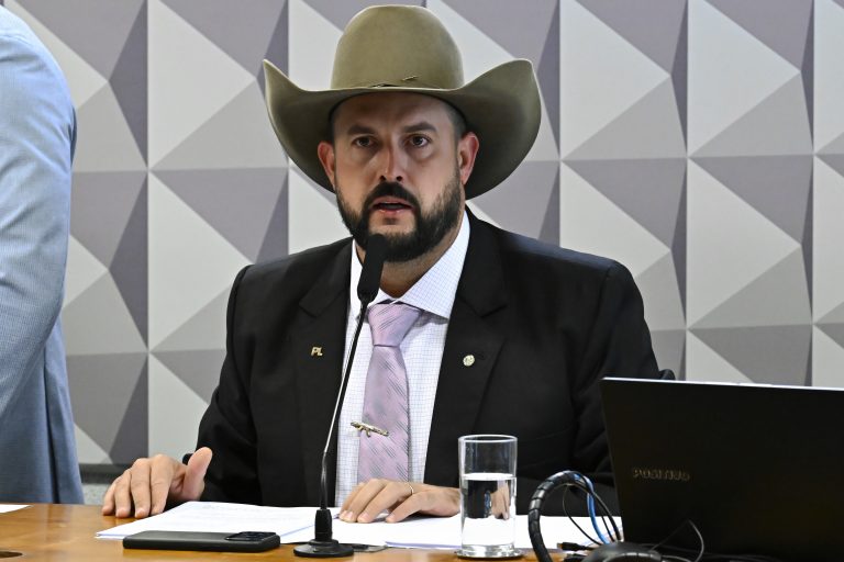Comissão mista aprova parecer que cria piso salarial para motorista de longa distância