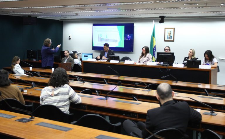 Especialistas debatem proposta que estabelece lotação máxima nas salas de aula
