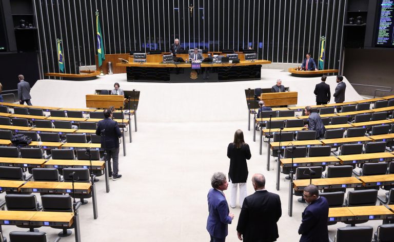 Deputados analisam pedidos de urgência para projetos; acompanhe