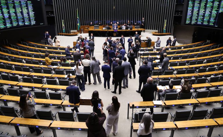 Câmara inicia sessão para analisar propostas; acompanhe