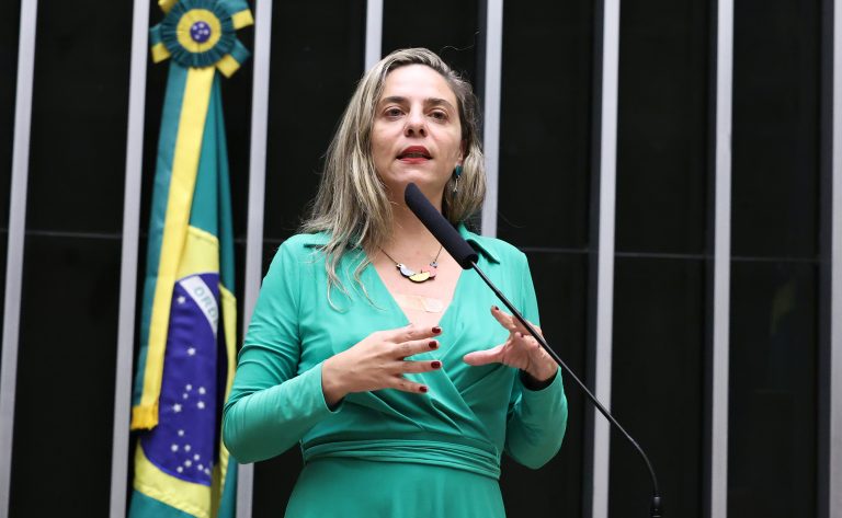 Comissão aprova adicional de 5% na aposentadoria para mulheres que cuidaram dos filhos