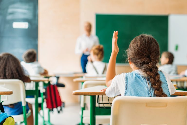 Lei garante licença remunerada para pós-graduação de professores da rede pública