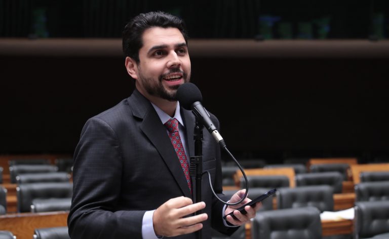 Projeto obriga bancos a oferecerem a clientes idosos validação de transações por pessoa de confiança