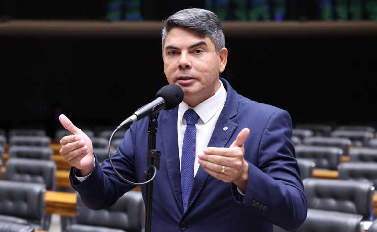 Comissão aprova porte de arma para fiscais federais e advogados públicos